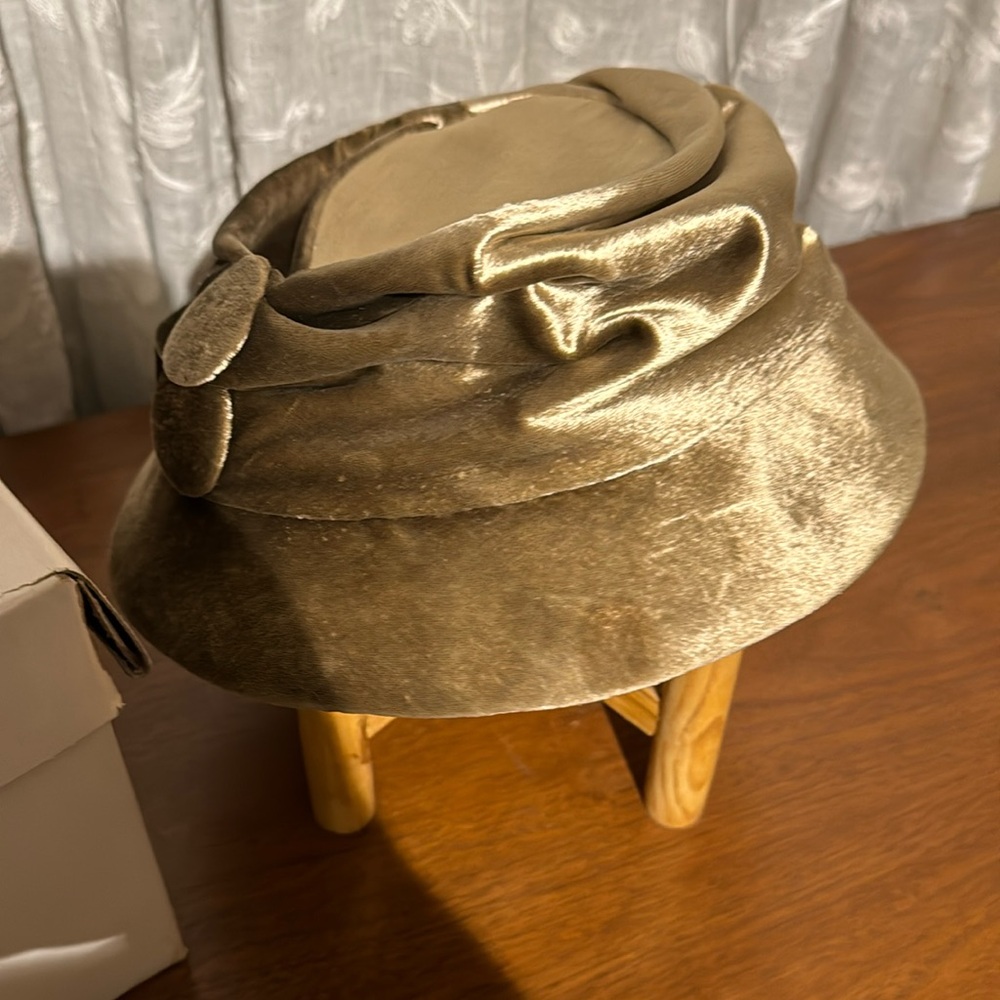 Leslie James vintage hat